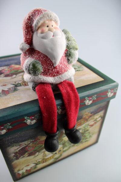 Ülő mikulás karácsonyi díszdobozzal