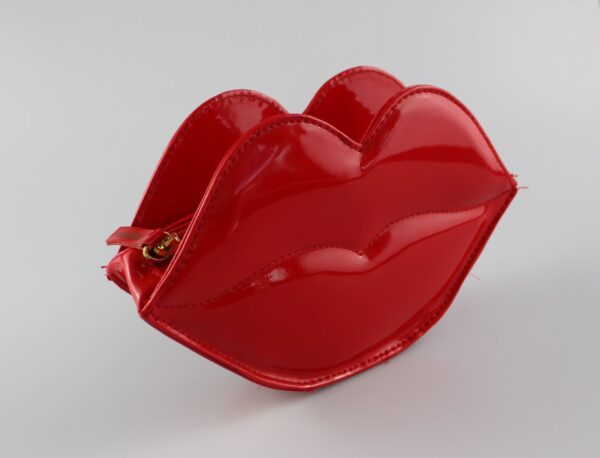 Moschino csókja clutch táska