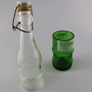 Retro üveg retro pohárral